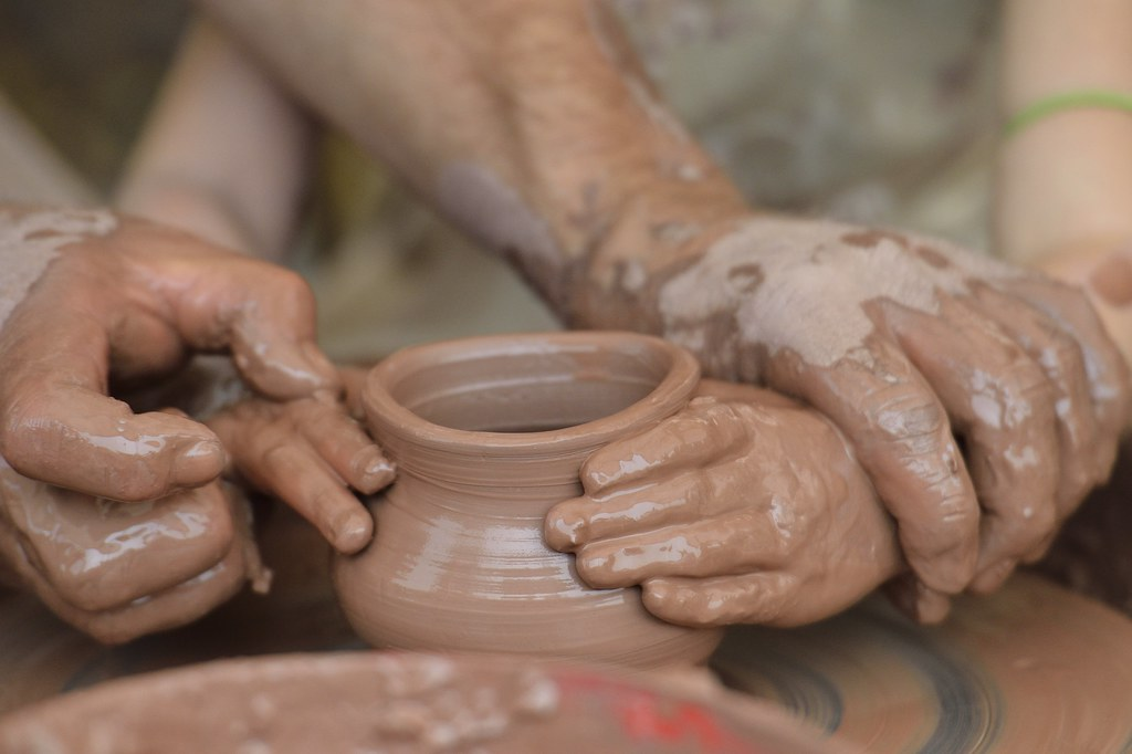 «Руки ребенка в глине» diana_robinson отмечены CC BY-NC-ND 2.0.