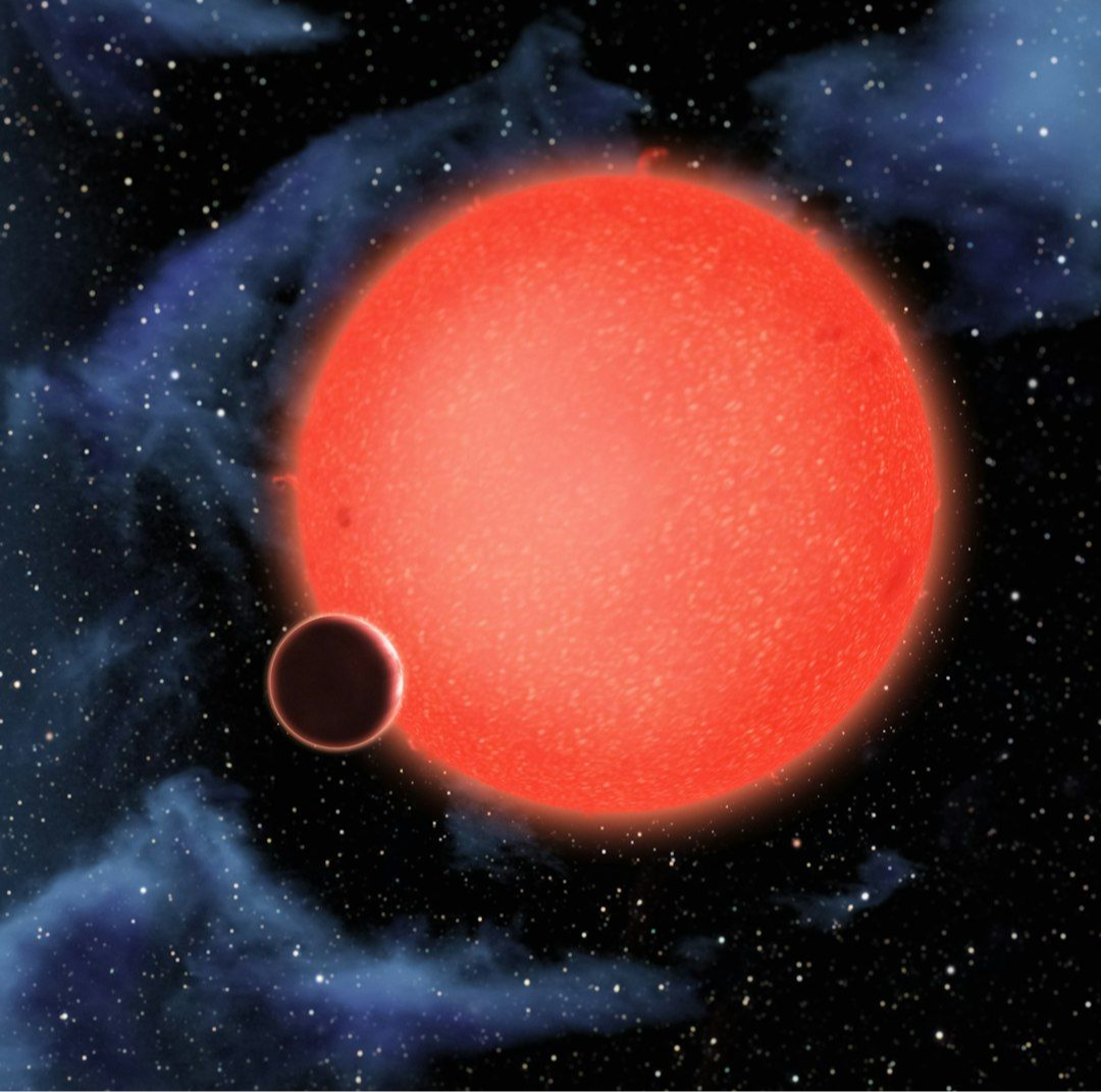 Thermodynamic Limits Around M-dwarf Stars: Model of an Oxygenic Light-harvesting System