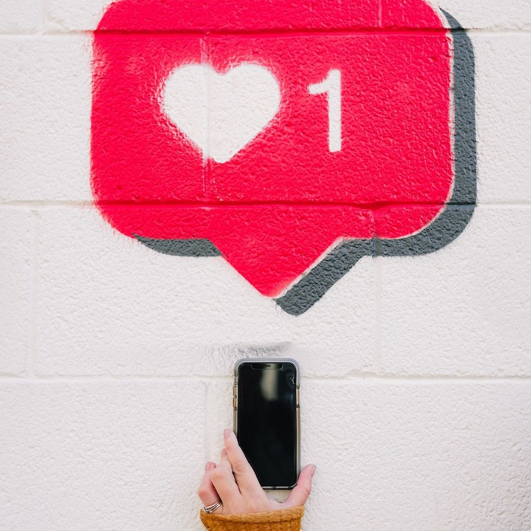 Facebook and Instagram's Utilization of Dopamine-Driven Features to Foster User Engagement