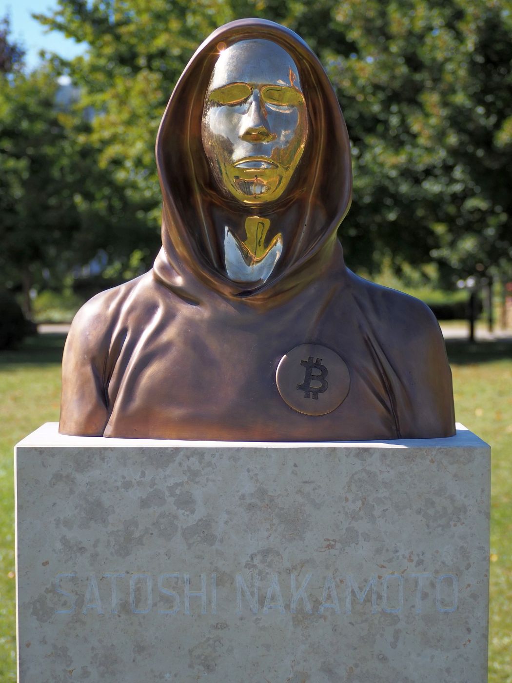 right-50 Photograph of the statue dedicated to Nakamoto in Budapest (Image by Fekist_Wikimedia)