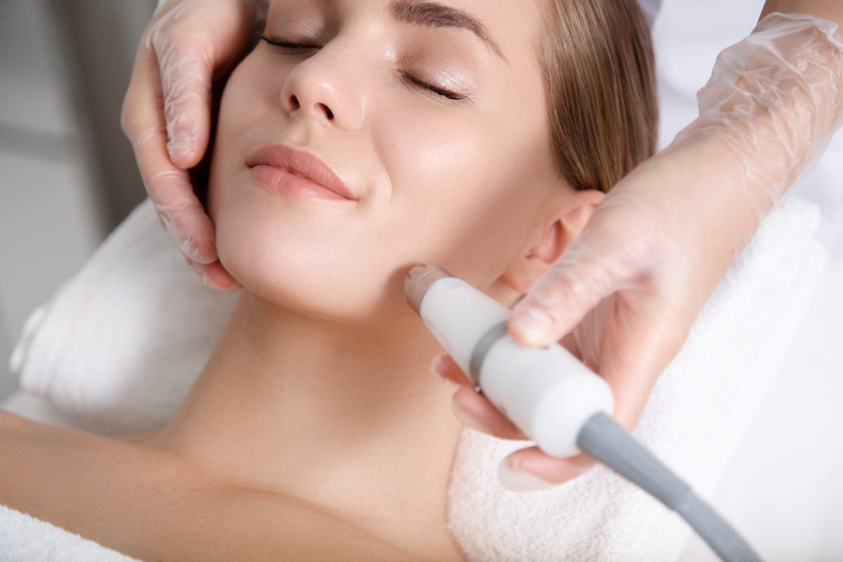 featured image - Age-Defying Bliss: Skin Rejuvenation in Dubai's Oasis