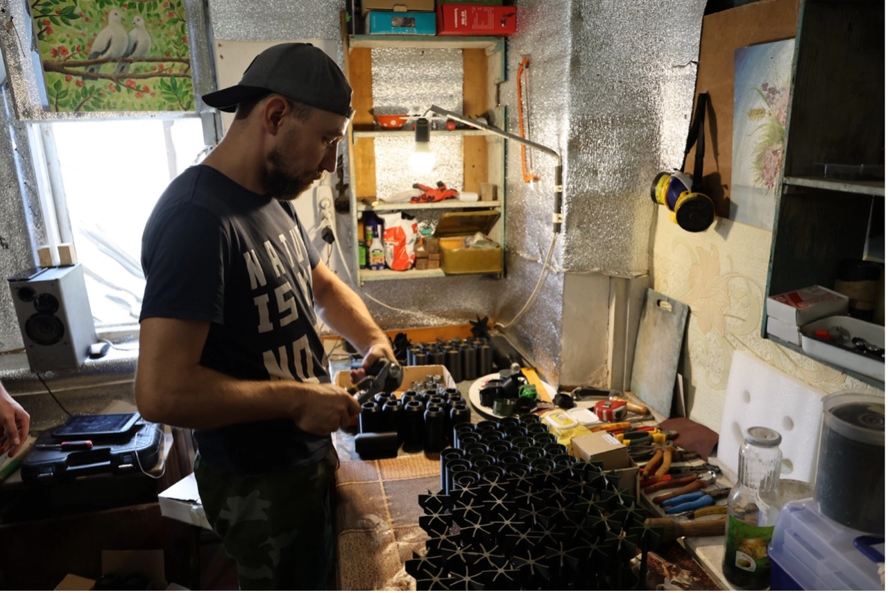 A soldier from the 23rd Mechanized Brigade putting together small explosives in the “kitchen” that will be dropped from FPV drones. Photo: David Kirichenko