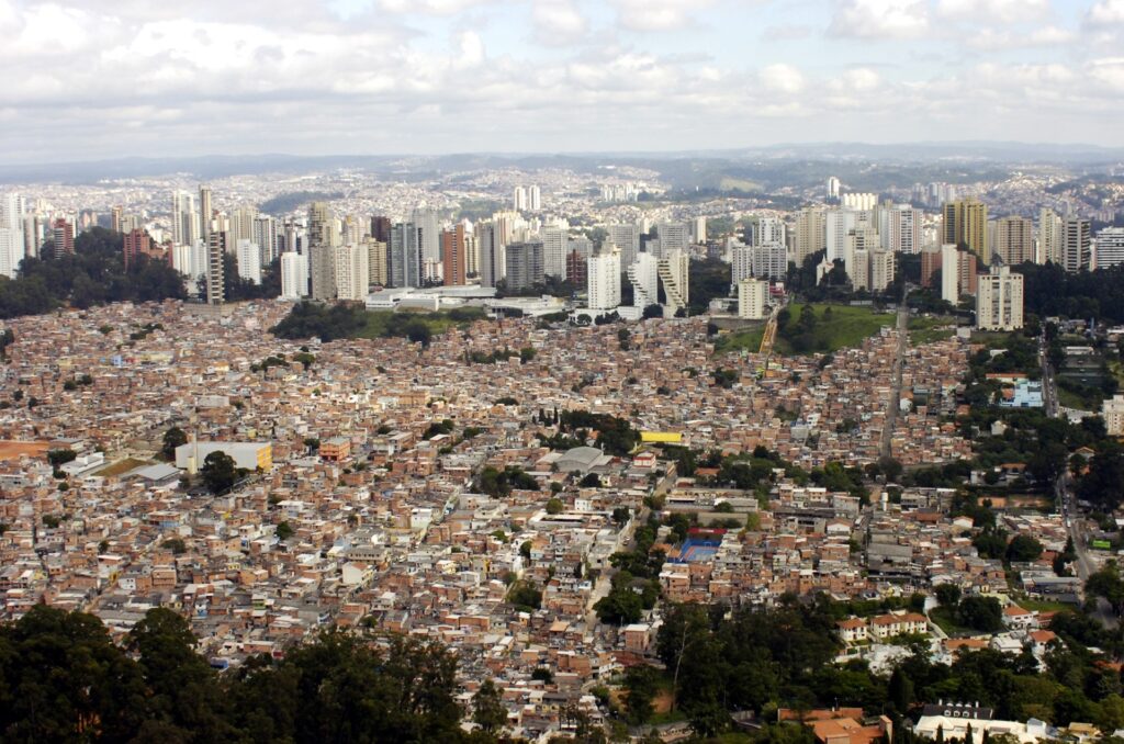 Favela Paraisópolis surrounded by the Morumbi neighborhood, in São Paulo (Jorge Maruta /Jornal da USP courtesy)