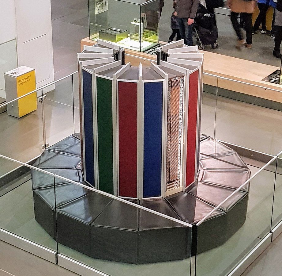 Cray-1 By Irid Escent — 20180227_132902, CC BY-SA 2.0, https://commons.wikimedia.org/w/index.php?curid=85791445
