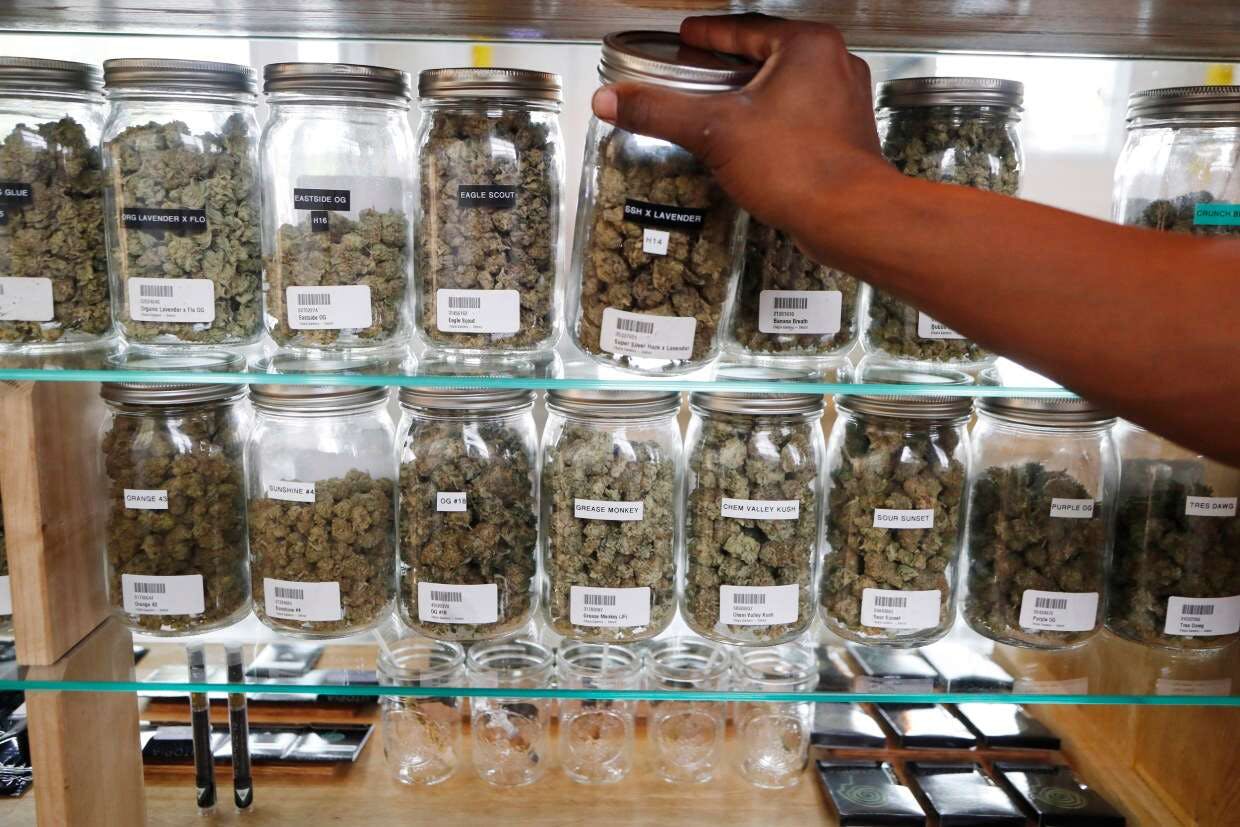 Правительство может запретить предприятиям продавать полулегальные товары, такие как марихуана. Источник: NBCNews.com