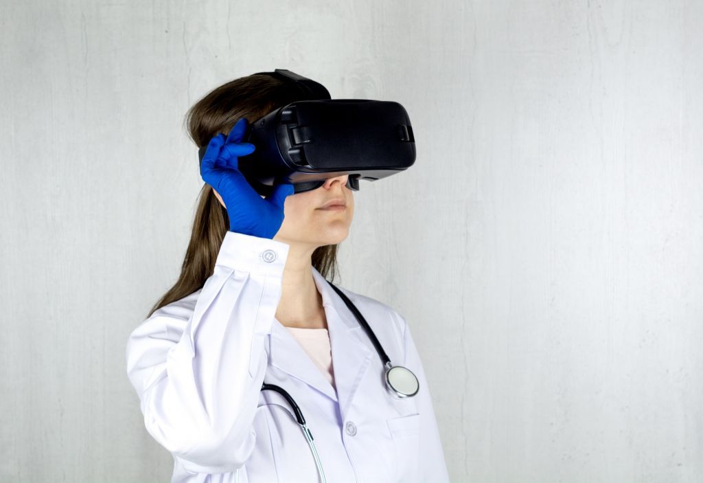 How Healthcare Professionals Use Virtual Reality for Pain Management