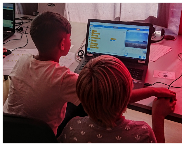 Fig. 5: One boy interferes with the role distribution by reaching for the mouse although he is navigator.