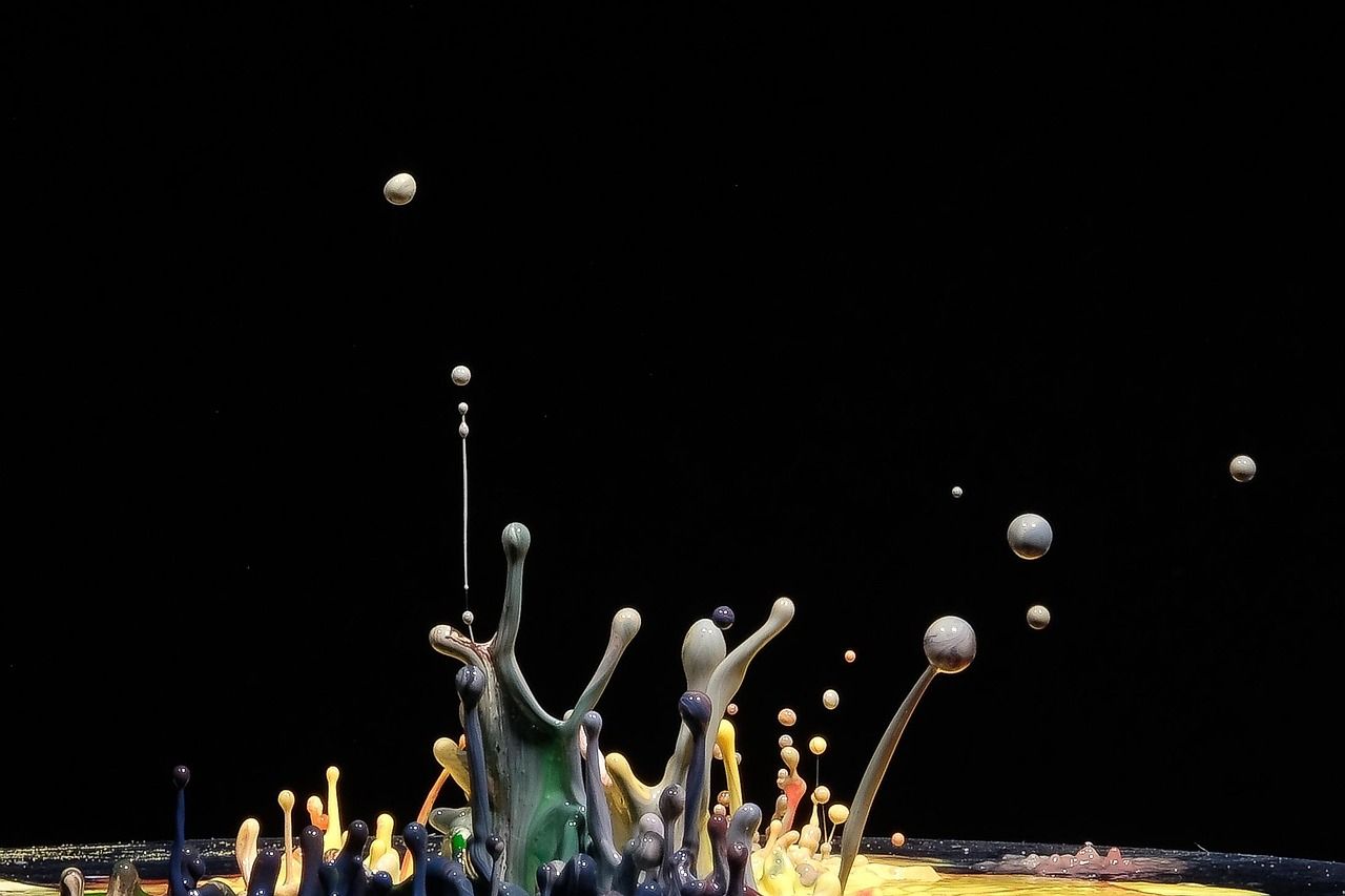 Why PEFT Beats FFT in Active Learning: Forgetting Dynamics and Stable Representations