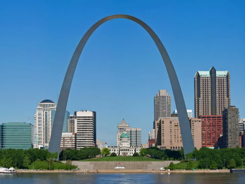 St. Louis's Gateway Arch is Completed 