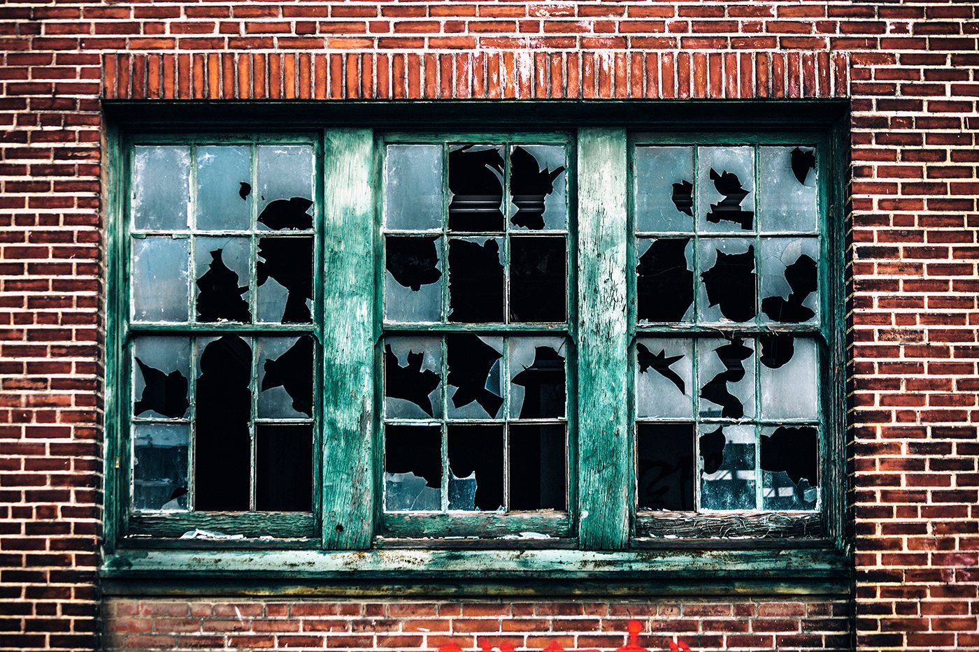 Снятся черные окна. Разбитое окно. Разбитые окна. Разбитые окна в доме. Выбитое окно.