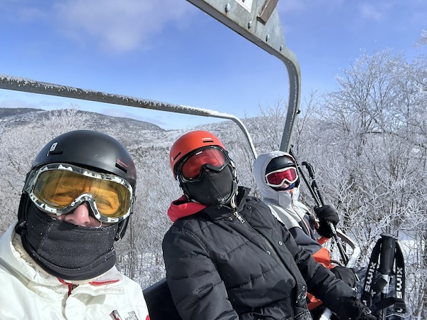 Anthony Dahanne, his son, and Nicolas Fränkel in skiing gear